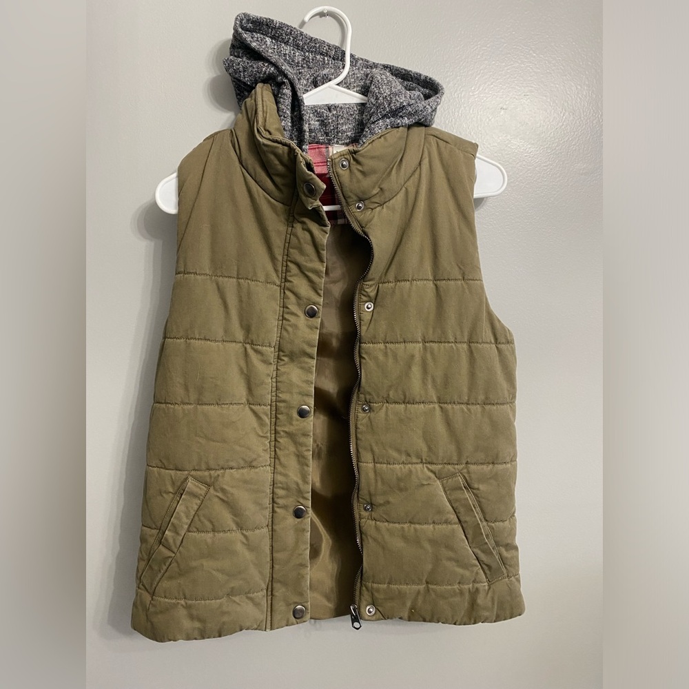 Women’s medium, 2Sable puffer vest with hood, perfect condition.